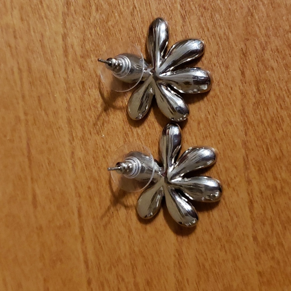 2. Statement flower pendant necklace and earring set - Picture 4 of 10